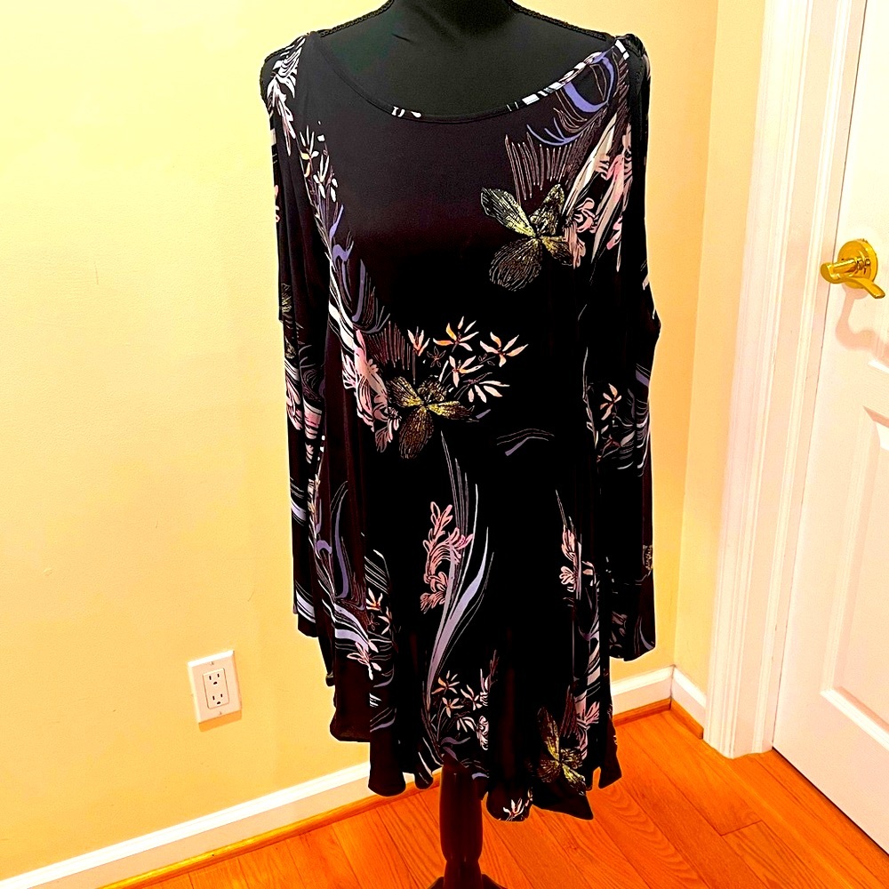 Free people s/p  elegant top  cold shoulder with  lace on top of the shoulder